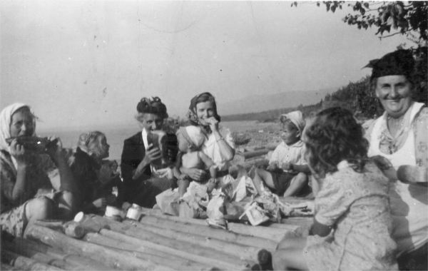 533: At Pasadena. "Lizz &amp;amp; Nell are having an eating contest". l-r adults: Liz (Ryan) Bennett,  Ellen (Norman) Carroll (with black hat), Sade Bonia (with watch), Vera (Carroll) Bonia (at  right). (1946) [courtesy of Stan Bonia]  - Elizabeth daughter of Jeremiah Ryan &amp;amp; Mary Joseph Whelan, married Patrick Bennett;  Ellen daughter of Michael Norman &amp;amp; Mary Anne Mulrooney, married William Carroll;  Sarah daughter of Peter Bonia &amp;amp; Veronica Carroll, married Jeremiah Rose;  Veronica daughter of John Carroll &amp;amp; Elizabeth Dunphy, married Peter Bonia